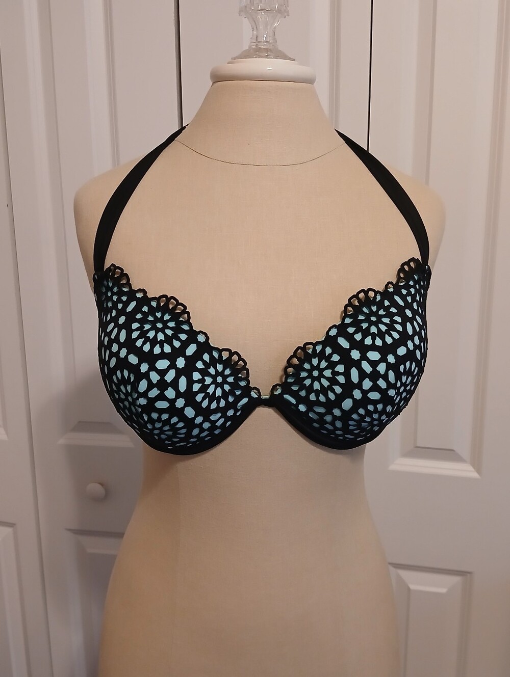 Like New Target Shade & Shore Halter Bikini Top Black And Aqua Laser Cut 36D